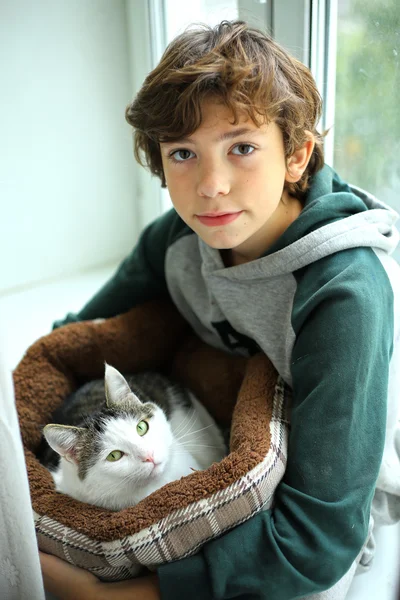 Мальчик с котом в койке крупным планом фото — стоковое фото