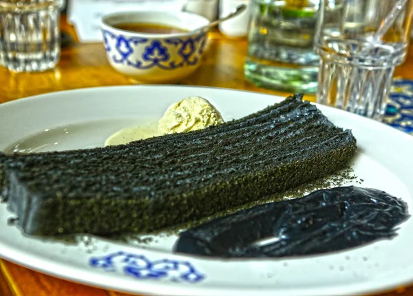 Torta nera con salsa vaniglia gelato palla — Foto Stock