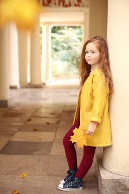 Park mimarisinin arka planında, İrlandalı, kızıl saçlı, açık hava fotoğrafı.