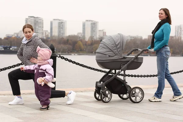 2020年10月30日，俄罗斯莫斯科：不明身份的有孩子的妇女在莫斯科与指导员一起上婴儿期健身课. — 图库照片