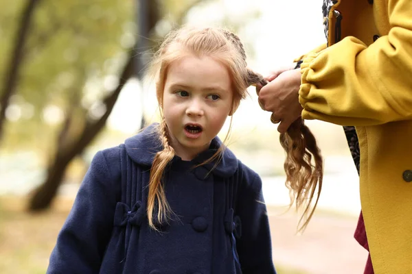 Мама Косит Ирландскую Маленькую Девочку Длинными Рыжими Вьющимися Волосами Открытом — стоковое фото
