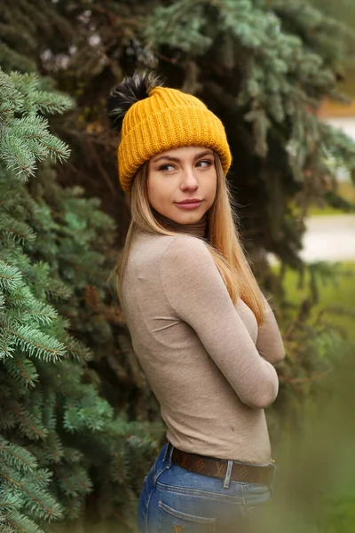 Blondes Langes Haar Schönes Mädchen Mit Strickmütze Nahaufnahme Porträt Mit — Stockfoto