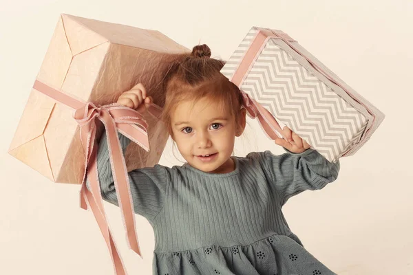 Mignonne petite fille blonde en robe bleue avec boîte cadeau de Noël photo rapprochée — Photo