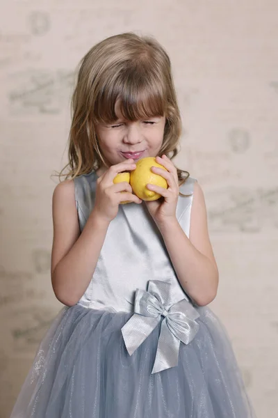 Mignon Petit Blond Bébé Fille Manger Douloureux Citron Grimacing Sur — Photo