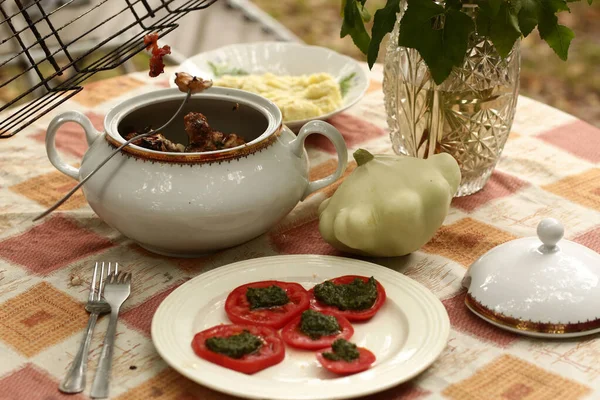 Country Kültéri Csendélet Tureen Patisson Tört Burgonya Paradicsom Pesto Mártással — Stock Fotó