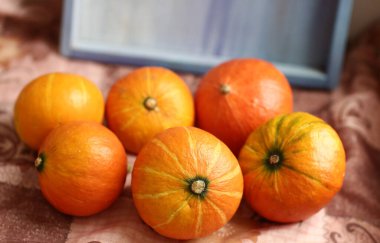 Mavi tepside sağlıklı kahvaltı - yulaf lapası, muz, portakal reçeli, kaşıklı limon çayı ve çay süzgeci yakın fotoğraf