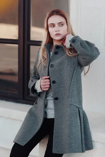 Rubia modelo chica en abrigo de cerca retrato en la ciudad arquitectura fondo —  Fotos de Stock