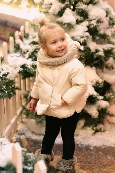 Bonito Pouco Loiro Bebê Menina Admirar Árvore Natal Decoração Corpo — Fotografia de Stock