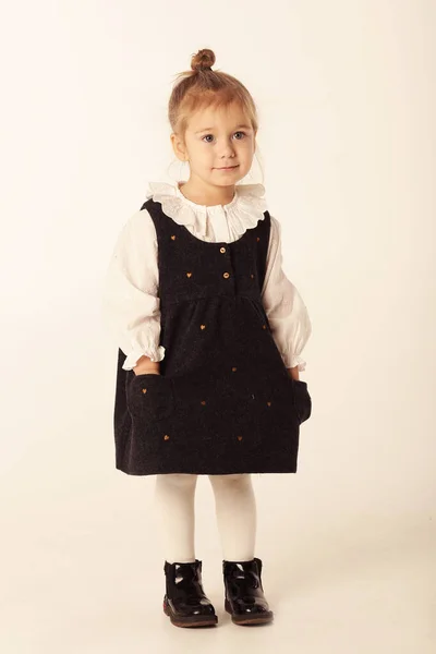 Mignonne Petite Fille Blonde Robe Noire Portrait Complet Corps Isolé — Photo