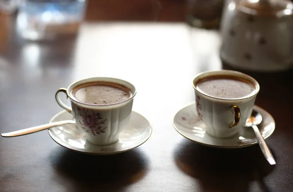 Dos Taza Café Diminuta Con Café Con Leche Caliente Cucharaditas — Foto de Stock