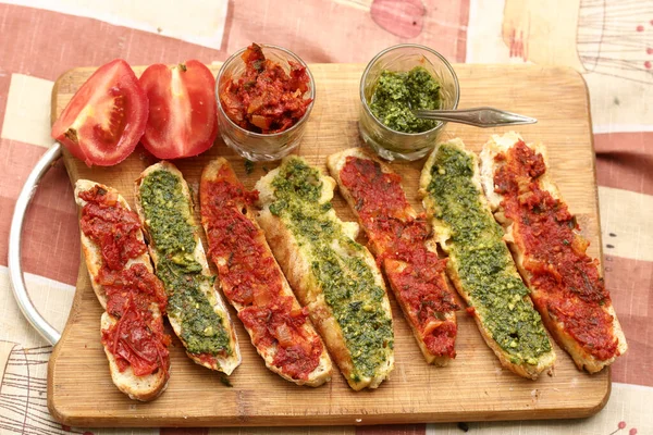 Salsa Pesto Tomate Chile Picante Pan Ciabatta Italiano Asado Rodajas —  Fotos de Stock