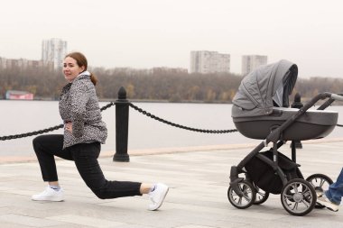 Moskova, Rusya, 30 Ekim 2020: Çocuklu tanımlanamayan kadınlar Moskova 'daki şehir parkında eğitmenle açık hava bebek arabaları eğitimi alıyorlar.