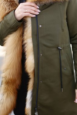  Sıcak yeşil şafak kürkü ve tilki köknarı. Mankenlerin elleriyle yakın çekim. 