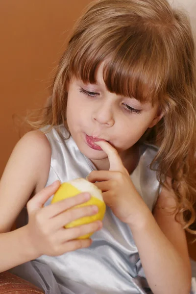 Küçük Tatlı Sarışın Kız Limon Yiyor Arka Planda Suratını Ekşitiyor — Stok fotoğraf