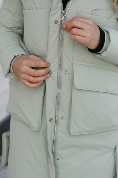 Fechar Foto Casaco Branco Para Baixo Com Detalhes Bolso Mãos — Fotografia de Stock