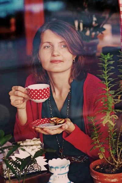 Blont Långt Hår Vacker Flicka Närbild Porträtt Genom Caféfönstret — Stockfoto