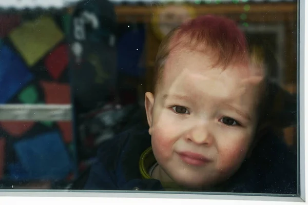 Niedliche Kleinkind Baby Junge Nahaufnahme Porträt mit flacher Nase gegen das Fenster — Stockfoto