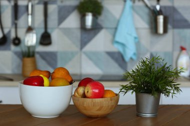 Meyve kasede hala masada. Mavi mutfak arka planında yakın plan fotoğraf.