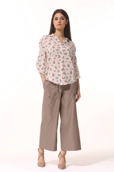 Mujer de negocios india posando ejecutiva en pantalones culottes formales y zapatos de tacón de blusa impresos foto de cuerpo completo —  Fotos de Stock