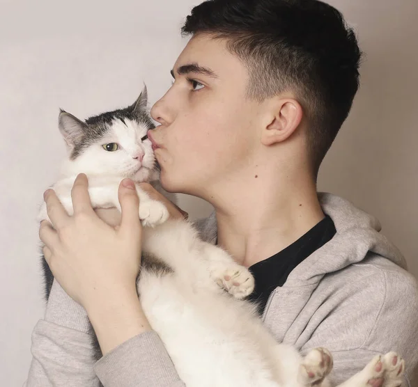 Adolescente chico abrazo con gato primer plano foto aislado en blanco — Foto de Stock