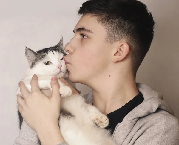 Adolescente chico abrazo con gato primer plano foto aislado en blanco — Foto de Stock