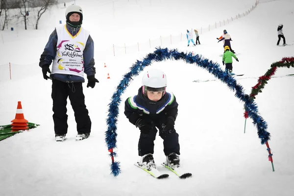 Master class de schi alpin pentru copii cu instructor în școala de sport de iarnă pentru copii . — Fotografie, imagine de stoc