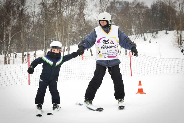 Alpin skidåkning master klass för barn med instruktör i vintersport skola för barn. — Stockfoto