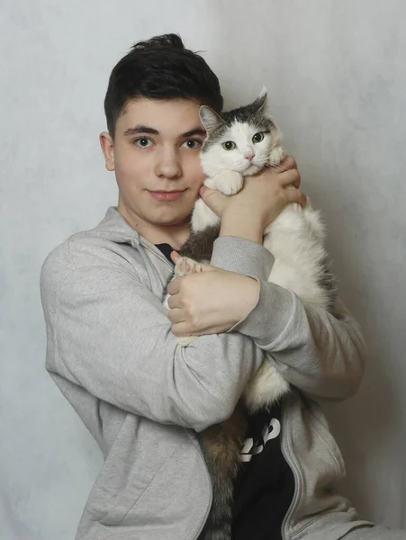 Мальчик-подросток обнимается с кошкой крупным планом фото изолировано на белом — стоковое фото