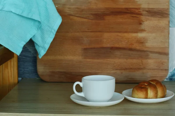厨房特写镜头片断，桌上放羊角面包和茶杯 — 图库照片