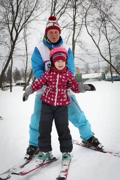 동계 스포츠 학교에서 강사와 함께 아이들을 위한 알파인 스키 마스터 수업. — 스톡 사진