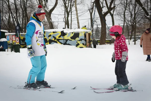 Alpin skidåkning master klass för barn med instruktör i vintersport skola för barn. — Stockfoto