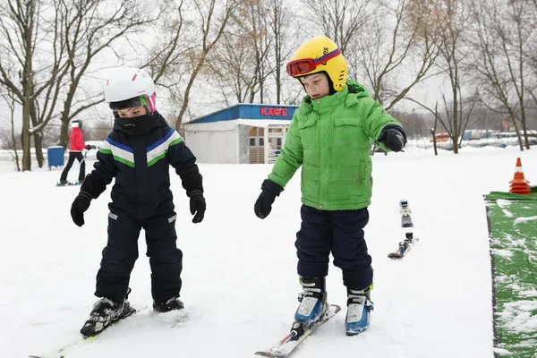 Alpin skidåkning master klass för barn med instruktör i vintersport skola för barn. — Stockfoto