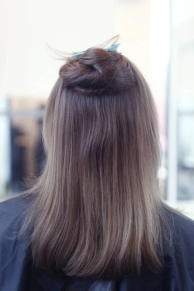Світло-коричневе довге вільне волосся крупним планом фото в перукарні вид ззаду — стокове фото