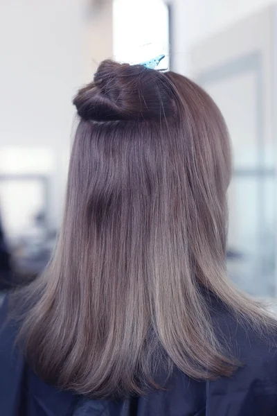 Clair brun long cheveux lâches gros plan photo dans salon de coiffure vue arrière — Photo