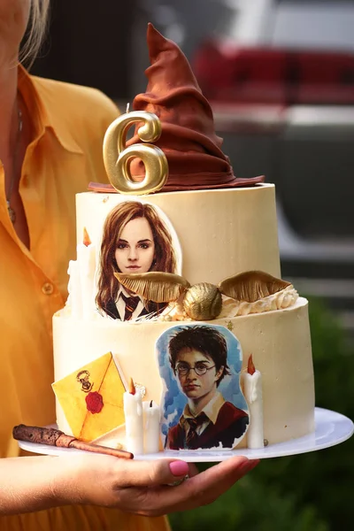 Harry Potter pastel de cumpleaños de cerca foto en las manos de la mujer Imagen de stock