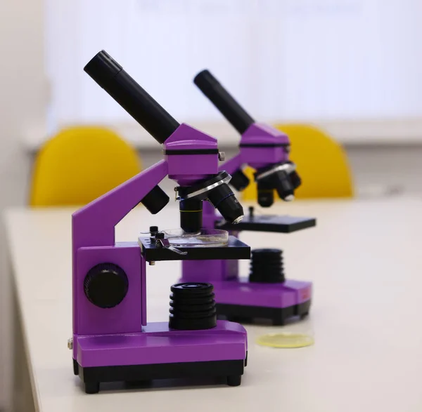 Close-up foto van microscoop in science class op het bureau — Stockfoto