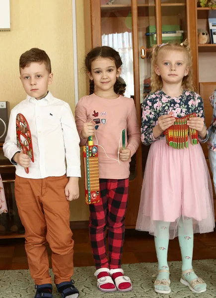 Niños no identificados en clase de entrenamiento musical en el jardín de infantes en Moscú, 2021 — Foto de Stock