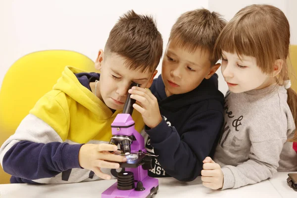Moscow, September 5, 2021: Unidentified children on biology lesson in educational school centre in Moscow, 2021 — Stock Photo, Image