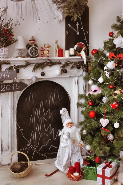 Karácsonyi díszített szoba patkány kandalló és Santa — Stock Fotó
