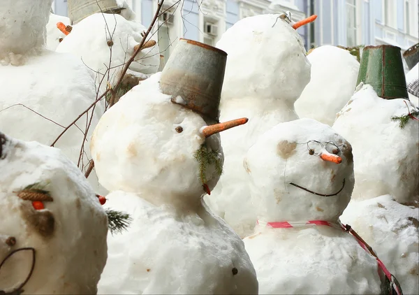 Umění skupina sněhuláci na ulici — Stock fotografie