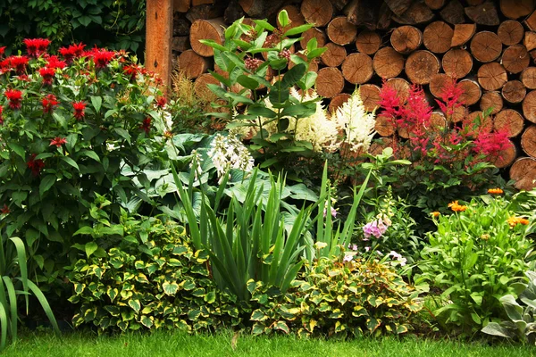 Zielony trawnik w kolorowy ogród formalny. piękny ogród. — Zdjęcie stockowe