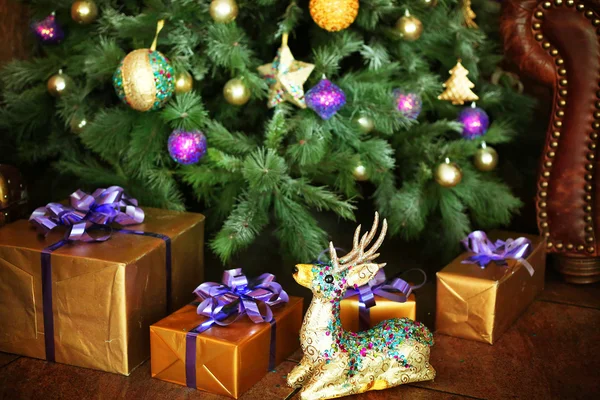 Weihnachtlich dekoriertes Zimmer mit Baum und Geschenk — Stockfoto