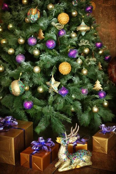 Рождественская комната с елкой и подарком — стоковое фото