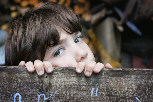 Schöner preteen Junge auf dem Sommerhaus Hintergrund — Stockfoto