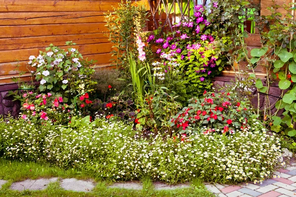 Grüner Rasen in einem bunt angelegten formalen Garten. schöner Garten. — Stockfoto