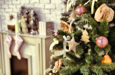 Sıçan yangın yeri ve Santa Noel dekore edilmiş Oda