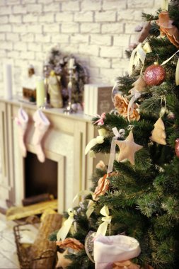 Sıçan yangın yeri ve Santa Noel dekore edilmiş Oda