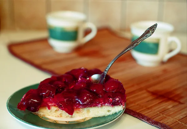 Strawberry pie with teacup and kattle — Stock Photo, Image