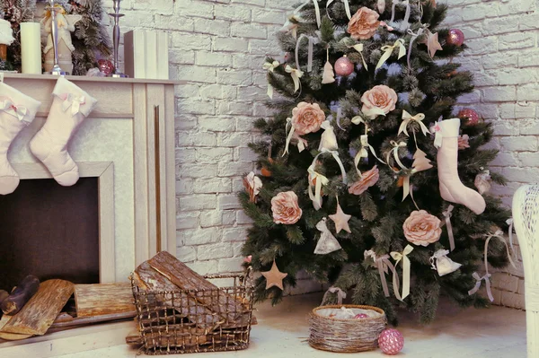 Quarto decorado de Natal com lareira de rato e Santa — Fotografia de Stock