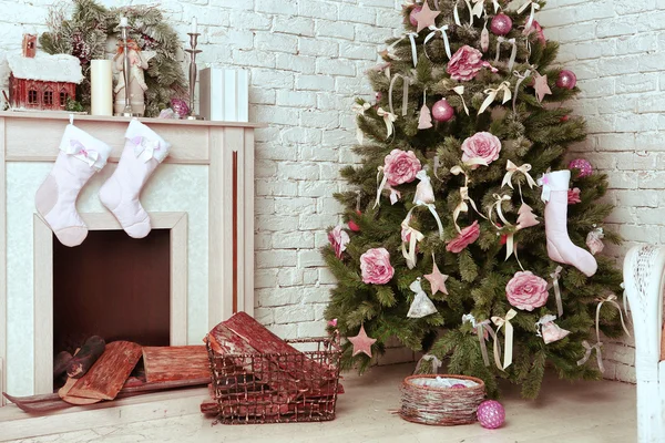 Weihnachtlich dekoriertes Zimmer mit Rattenkamin und Weihnachtsmann — Stockfoto